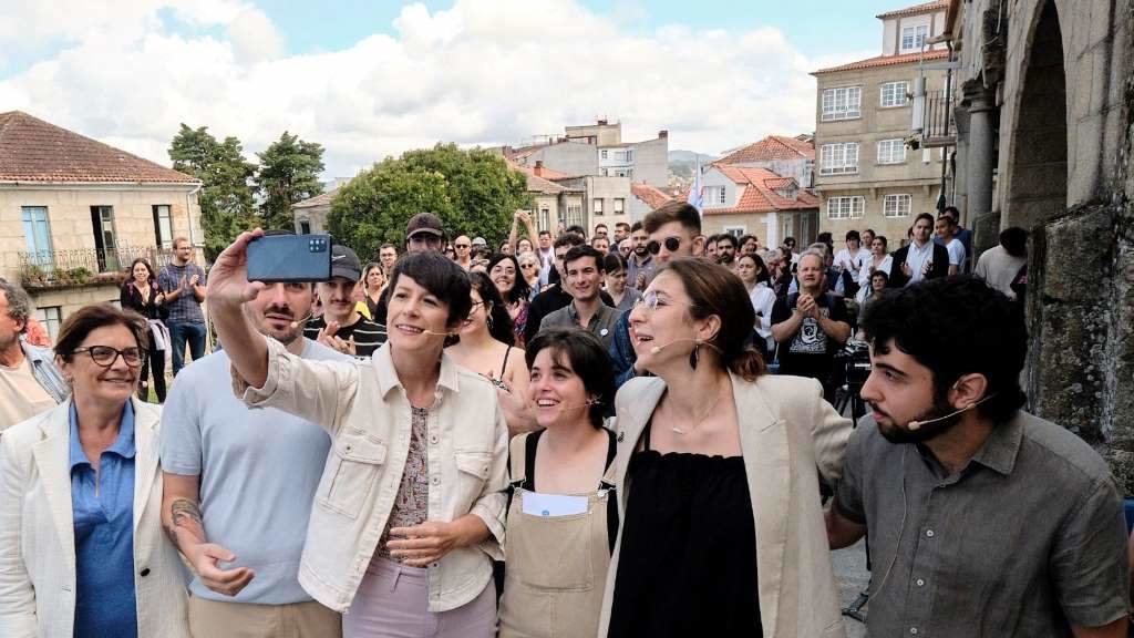 'Selfie' de Ana Pontón coas e cos asistentes ao acto do BNG deste sábado en Pontevedra. (Foto: Nós Diario)