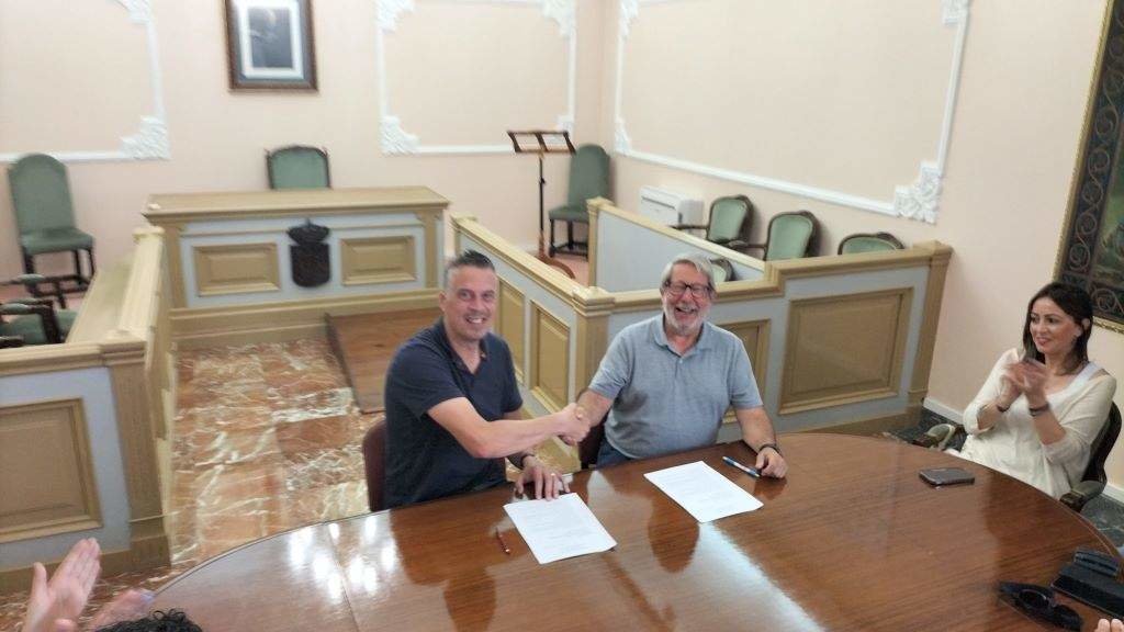 O actual alcalde, o socialista Pablo Moreda, e o líder local do BNG, selaron o seu acordo este sábado. (Foto: @OTaranho67 / Twitter)