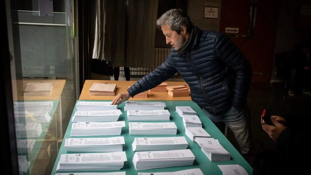 Un cidad&aacute;n escollendo a s&uacute;a papeleta nas elecci&oacute;ns estatais de 2019. (Foto: David Zorrakino / Europa Press)