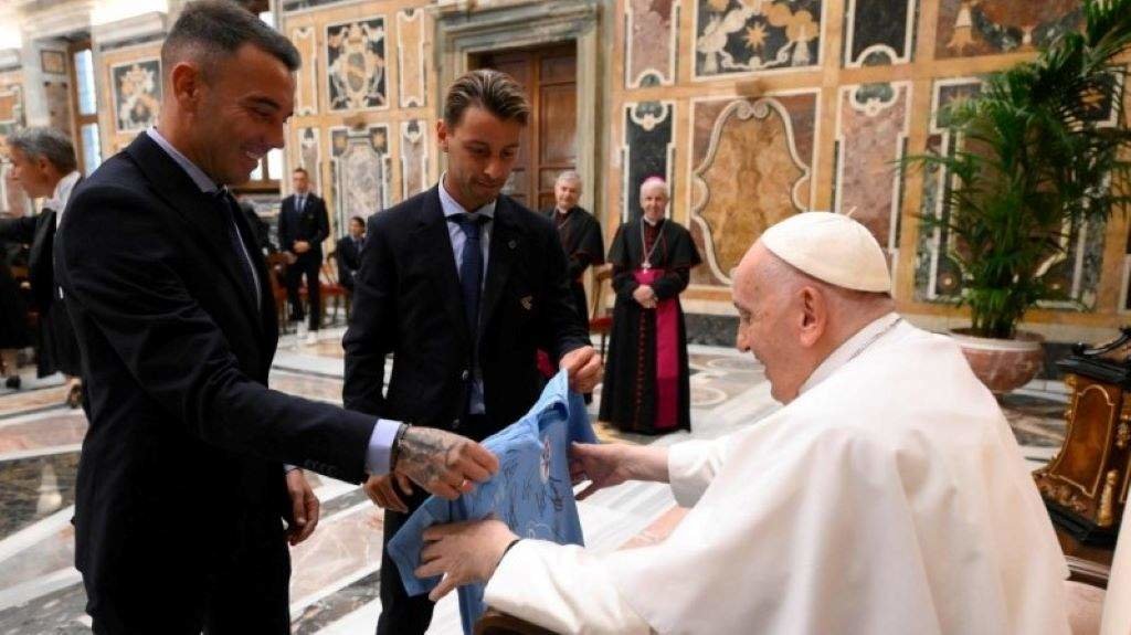 Os dous capitáns do Celta, Iago Aspas e Kevin Vázquez, entregaron ao Papa Francisco unha camiseta asinada por todos os xogadores. (Foto: Vatican Media)