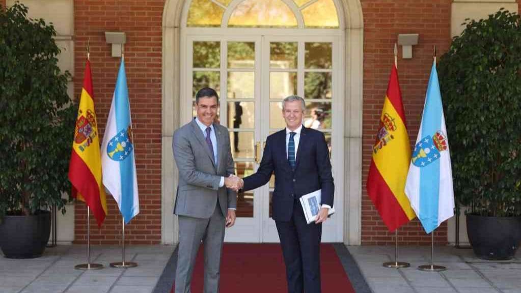 Pedro Sánchez e Alfonso Rueda, o pasado verán, na primeira reunión entre ambos os mandatarios. (Foto: Europa Press)