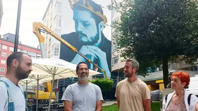 Devane, Iago Eireos, Rub&eacute;n Arroxo e Maite Ferreiro, ante o mural. (Foto: N&oacute;s Diario)