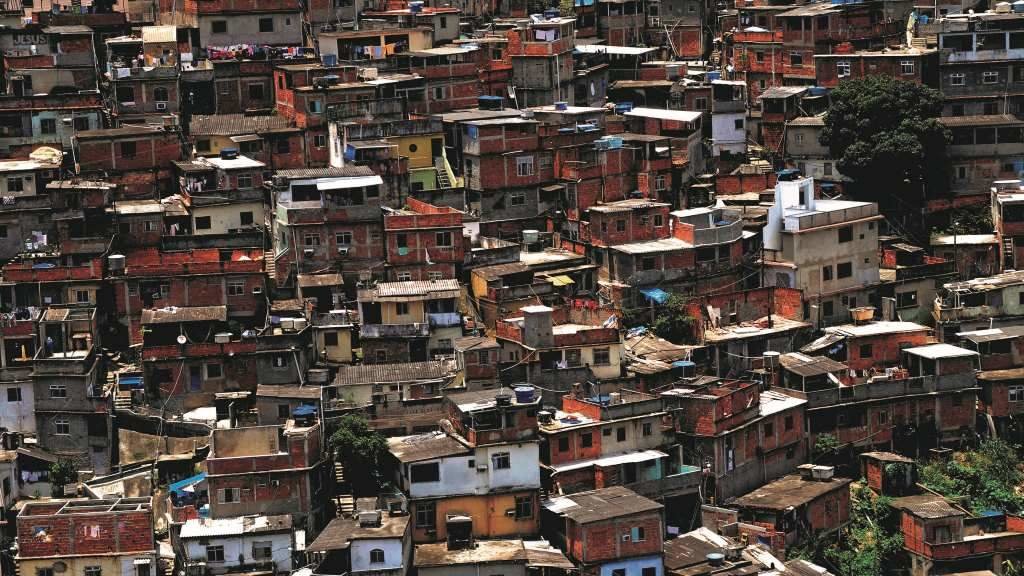 Complexo do Alemão, uma zona que está localizada na parte norte do Rio de Janeiro, no Brasil. (Foto: Matheus / AdobeStock)