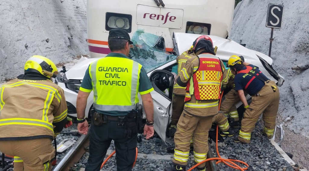 O tren após impactar co vehículo en Lugo (Foto: Garda Civil).