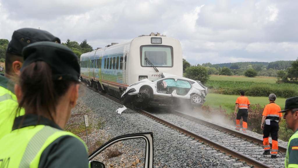 Gardas civís de tráfico fronte ao choque do tren a un coche nun paso a nivel, en Lugo. (Foto: Carlos Castro / Europa Press)