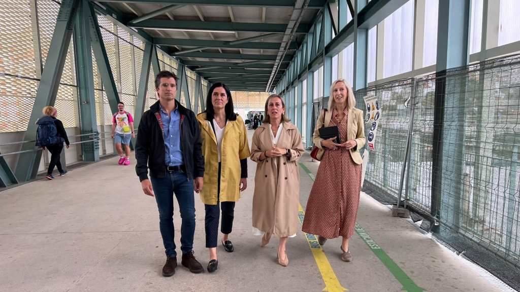 Borja Verea, Paula Prado, Ethel Vázquez e Marta González, esta cuarta feira, na estación intermodal de Santiago. (Foto: Europa Press)