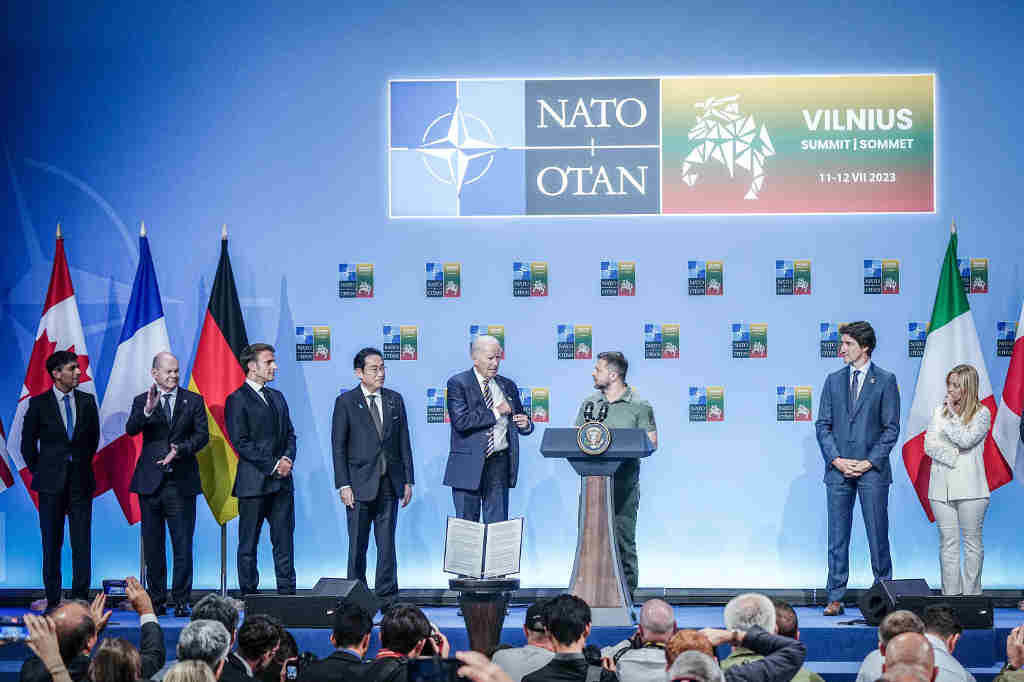 Líderes dos países que integran o G7 xunta o presidente de Ucraína, Volodimir Zelenski (no centro), a cuarta feira en Vilnius. (Foto: Kay Nietfeld / DPA)