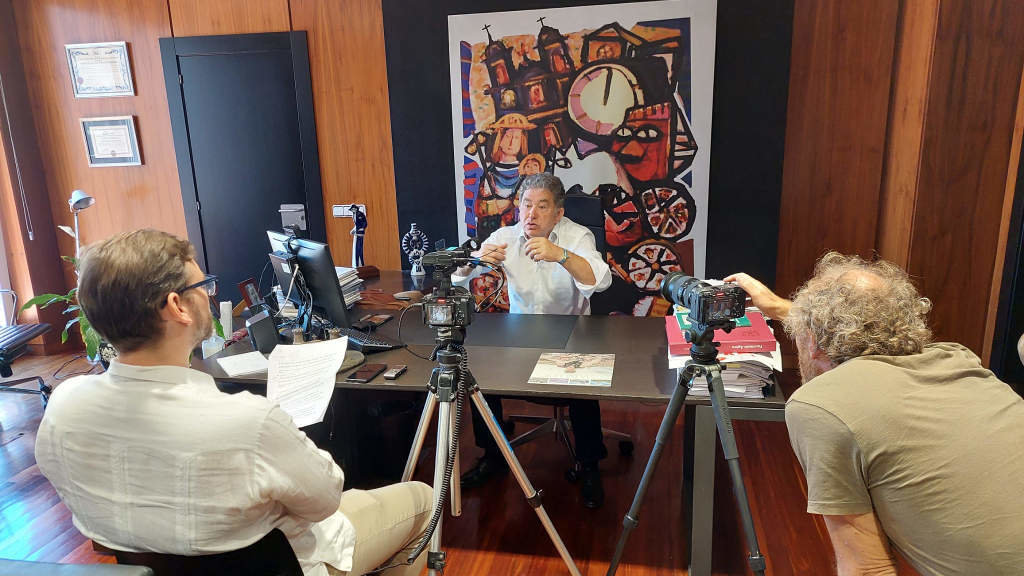 Miguel Anxo Fernández Lores, durante a entrevista gravada pola estadounidense Bloomberg TV. (Foto: Concello de Pontevedra)