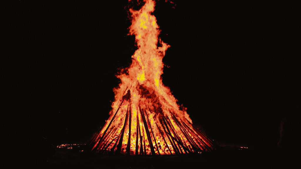 O fogo purificador no solstício de verão, uma festa antiga, de origem pagã. (Foto: Sermos Galiza)