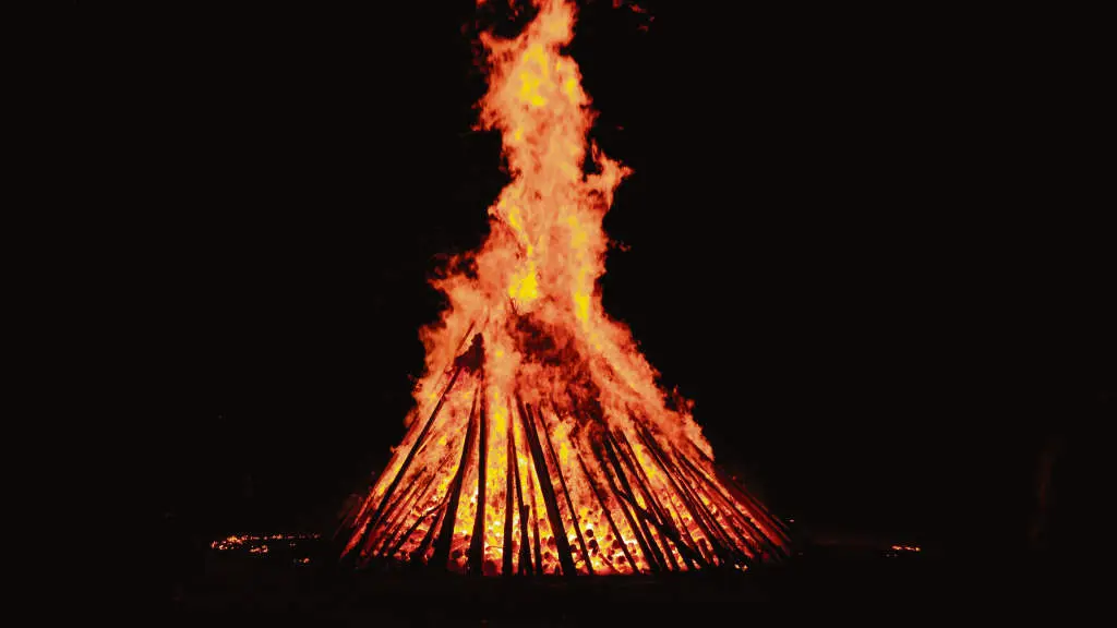 O fogo purificador no solst&iacute;cio de ver&atilde;o, uma festa antiga, de origem pag&atilde;. (Foto: Sermos Galiza)