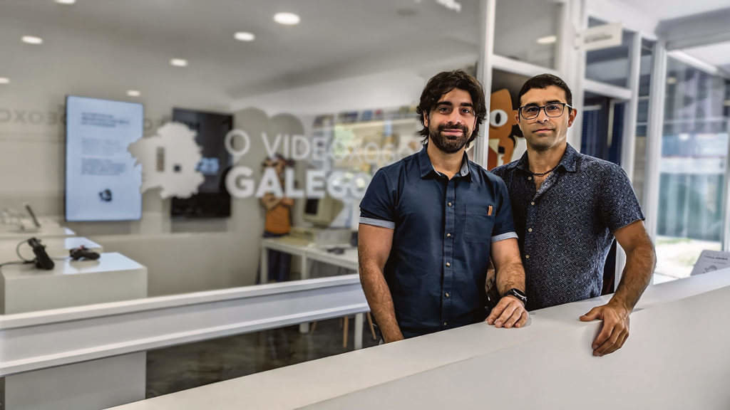 Jacobo e Galo Martínez, irmáns e fundadores do Museo do Videoxogo, en Cangas (O Morrazo). (Foto: Jacobo Martínez Neto)