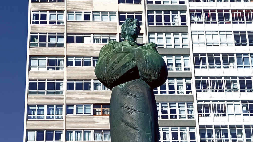 Estatua de Rosalía de Castro na cidade da Coruña, a escritora nacional da Galiza que faleceu tal día como hoxe en 1885. (Foto: C. G.)