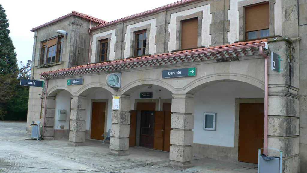 Vista exterior da estaci&oacute;n de trens de Lal&iacute;n (Foto: N&oacute;s Diario).