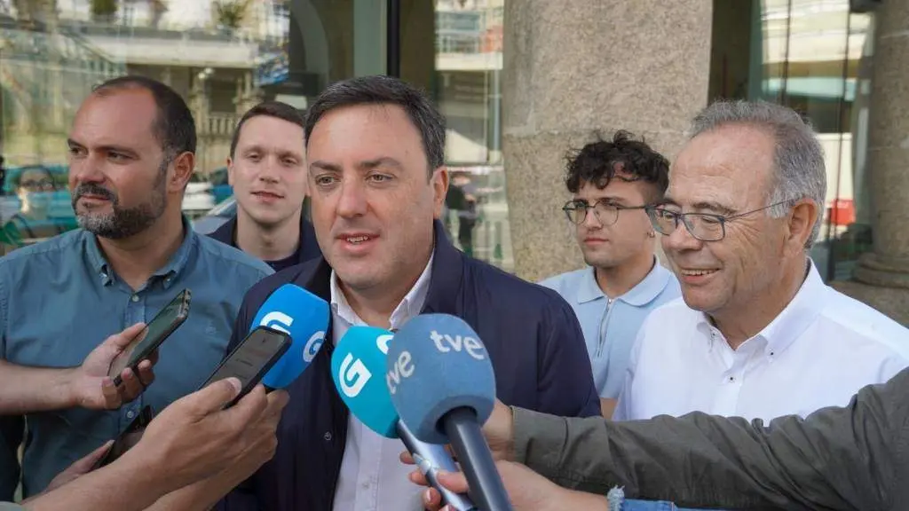 Valent&iacute;n Gonz&aacute;lez Formoso e Xos&eacute; S&aacute;nchez Bugallo reivindicaron o abono gratu&iacute;to de tren aprobado polo Goberno espa&ntilde;ol. (Foto: N&oacute;s Diario)