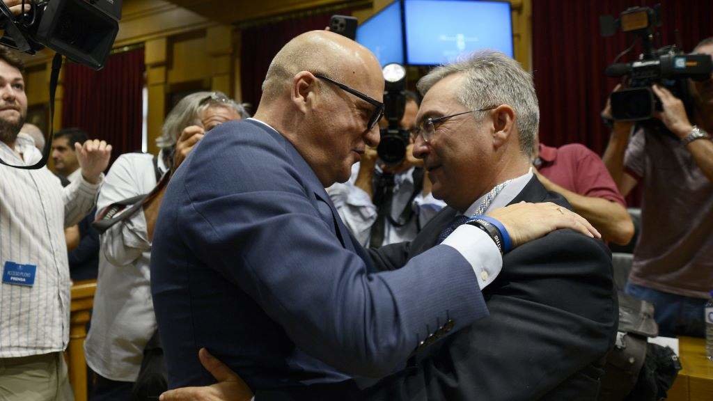 Manuel Baltar felicita o seu sucesor á fronte da Deputación de Ourense, Luís Menor. (Foto: Rosa Veiga / Europa Press)