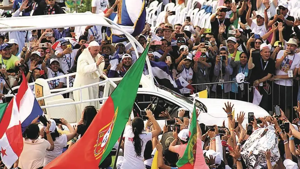O Papa Francisco sa&uacute;da a multitude durante as Jornadas Mundiais da Juventude de 2022. (Foto: Diocese de Set&uacute;bal)