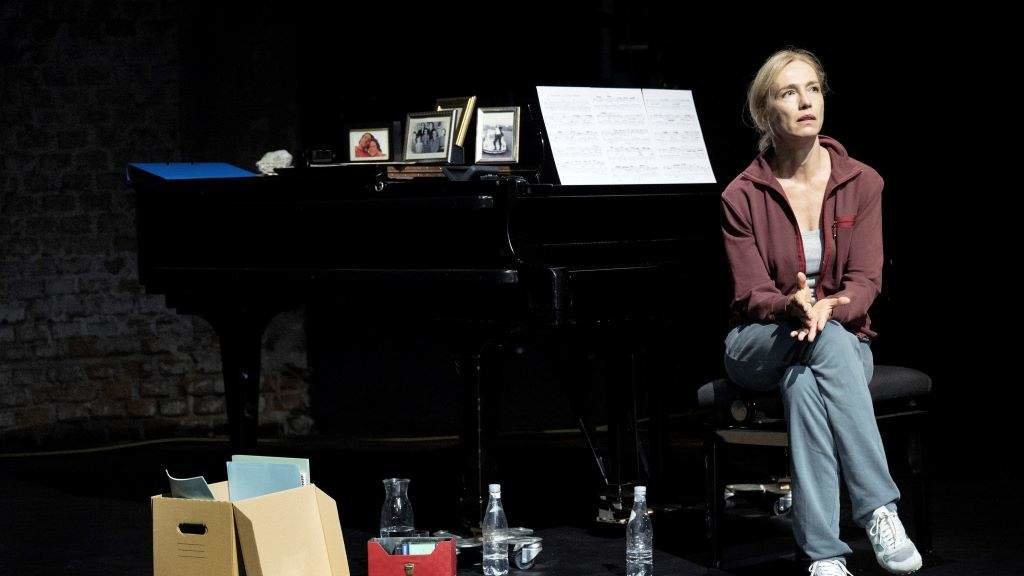 Ursina Lardi en ‘Everywoman’, dirixida por Milo Rau. (Foto: Tomas Aurin / Teatro de la Abadía)