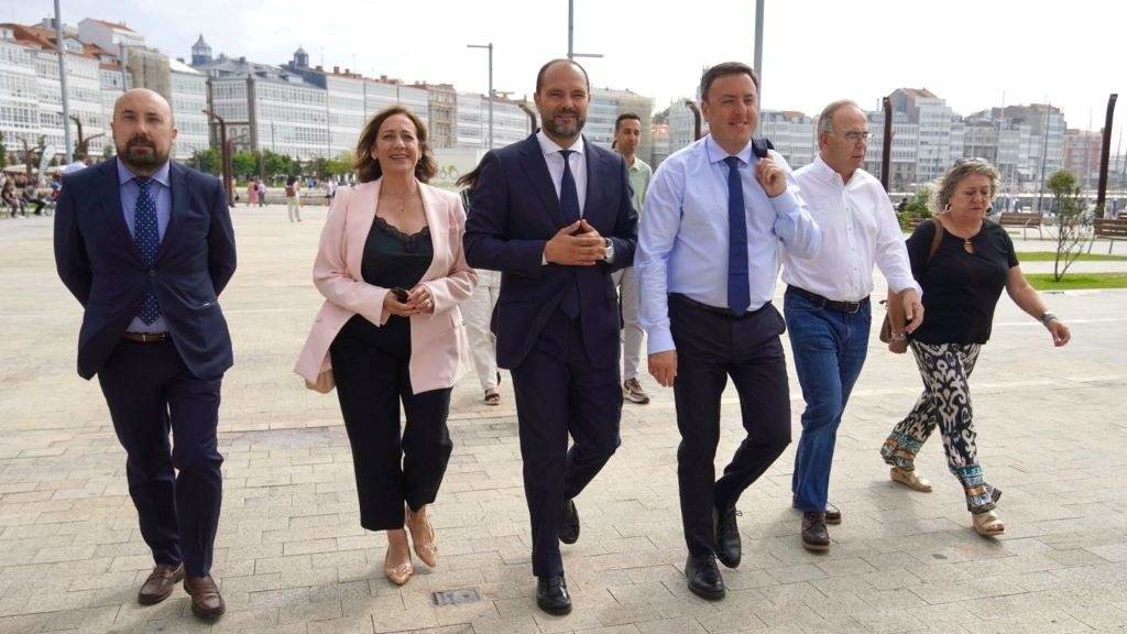 Valentín G. Formoso, xunto a cargos socialistas, camiño do pleno constitutivo da Deputación da Coruña. (Foto: Europa Press)
