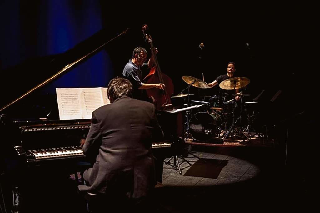 Pablo Sanmamed á fronte do seu trío habitual, con Iago Mourinho ao piano e Bruno Couceiro na batería.