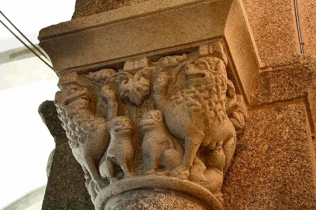 Capitel románico da catedral de Santiago de Compostela.