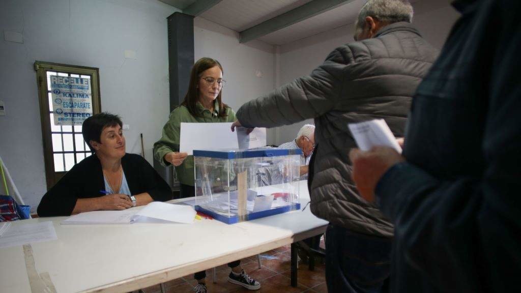 Unha persoa deposita o seu voto nunha urna nun colexio electoral de Lugo. (Foto: Carlos Castro / Europa Press)