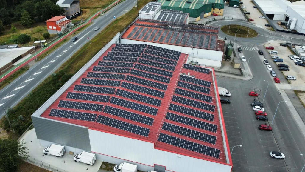 Planta fotovoltaica de E.nova Enerxía na sede en Carral do Grupo Da Cunha (Foto: E.nova Enerxía).