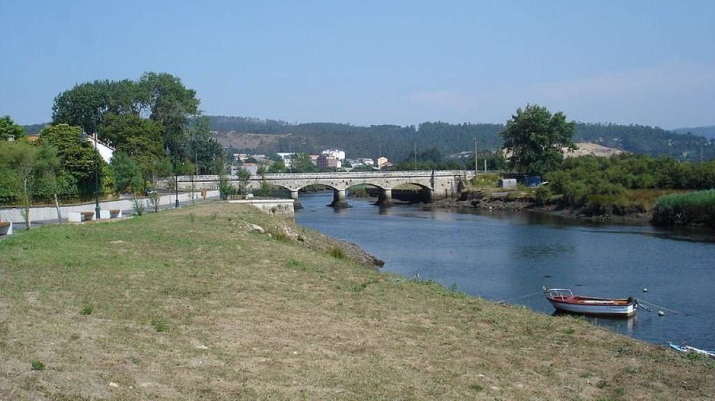 Ponte sobre o río Anllóns, nunha imaxe de arquivo. (Fonte: Wikipedia)