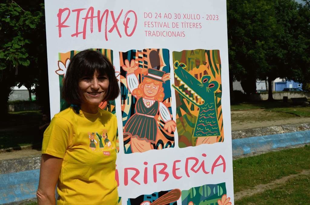 Comba Campoi, directora de Titiriberia, a carón do cartel da edición deste ano.