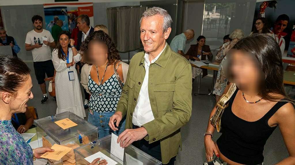 O presidente da Xunta votou en Pontevedra acompañado polas súas fillas (Foto: EP).