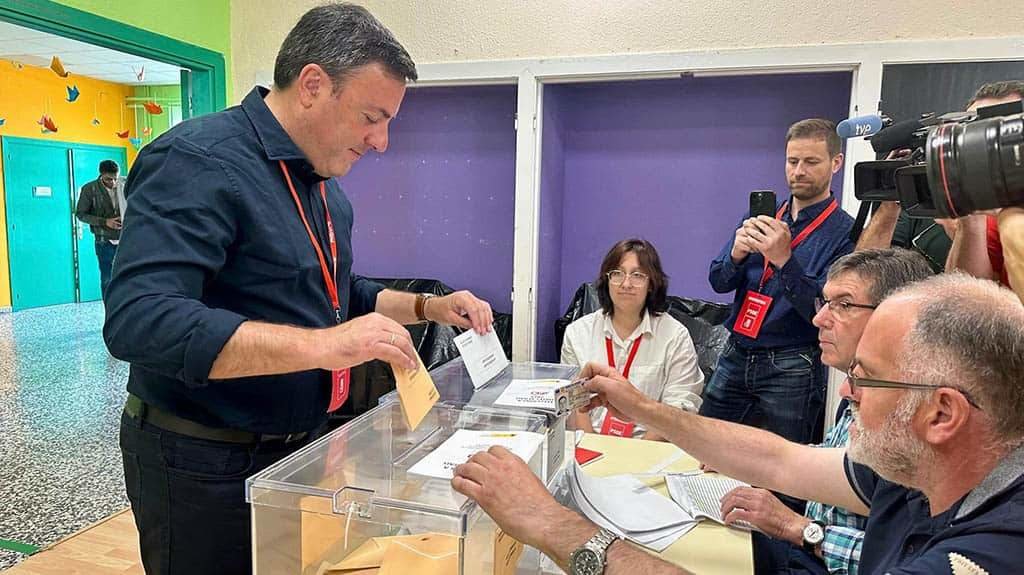 O secretario xeral do PSdeG, Valentín González Formoso, exerce o seu dereito a voto nun colexio electoral das Pontes. (Foto: EP).