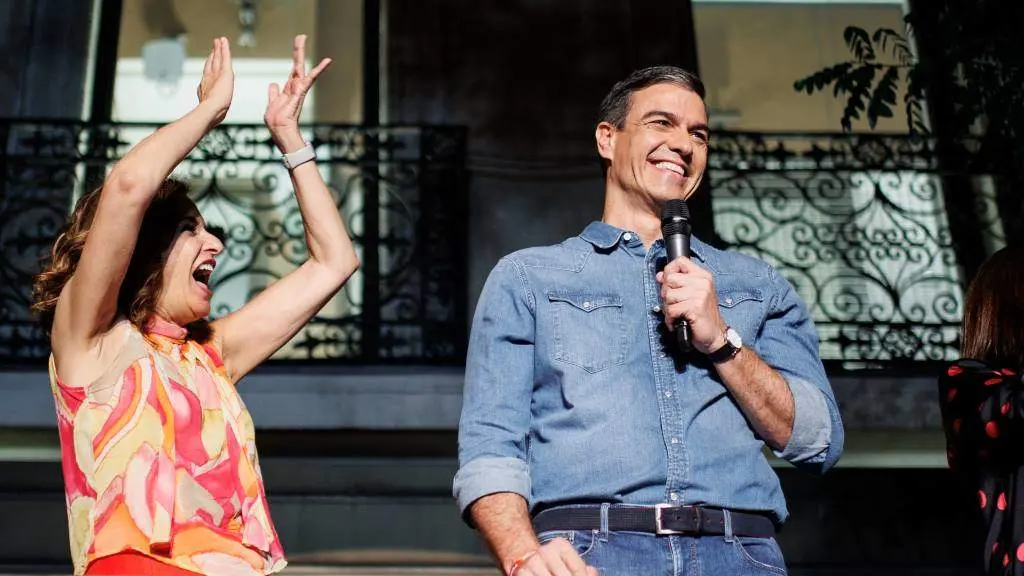 Mar&iacute;a Jes&uacute;s Montero e Pedro S&aacute;nchez, celebrando os resultados en Ferraz.