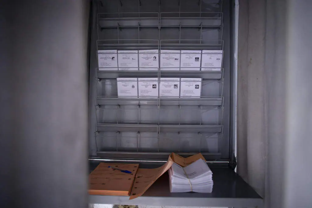 Quindous, Cervantes, Lugo. Elecciones generales en Espa&ntilde;a. Mesa electoral situada en la vivienda de D&ntilde;a. Amparo Fern&aacute;ndez T&eacute;mez. Cervantes, en las monta&ntilde;as de Os Ancares, mantiene mesas electorales en viviendas particulares, dada la despoblaci&oacute;n del concello y la falta de dotaci&oacute;n administrativa.