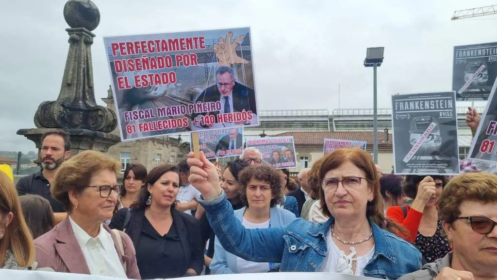 Protesta das v&iacute;timas do Alvia na estaci&oacute;n de Santiago. (Foto: N&oacute;s Diario)