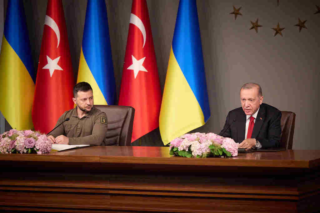 Volodimir Zelenski, presidente de Ucraína, e o seu homólogo turco, Recep Tayyip Erdogan. (Foto: Presidencia de Ucraína / Europa Press / Contacto)