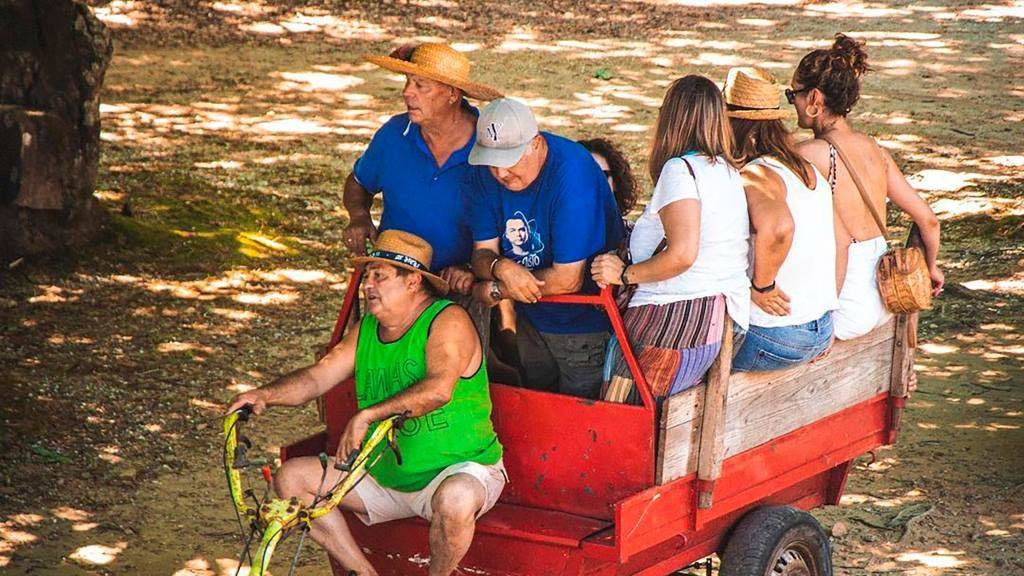 Chimpíns e tractores chegando a Campo Maneiro, no festival Antrospinos. (Foto: Antros Pinos)