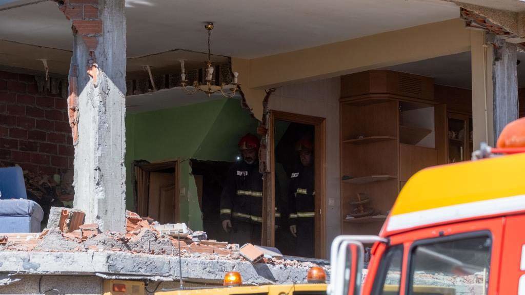Aspecto no que quedou a vivenda de Ordes por mor da deflagración. (Foto: César Arxina / Europa Press)