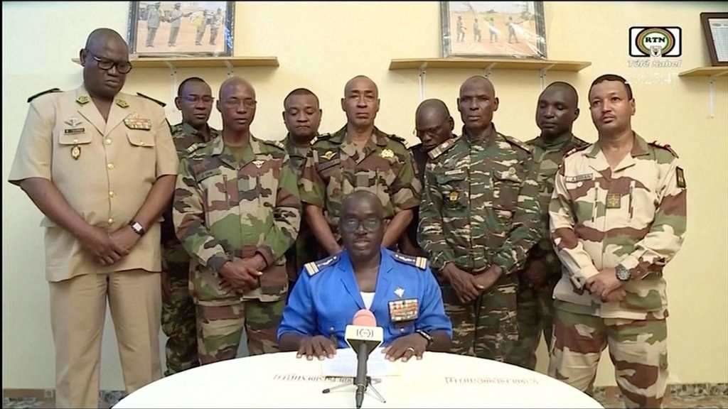 Comunicado dos militares golpistas pola televisión nacional de Níxer. (Foto: RTN)
