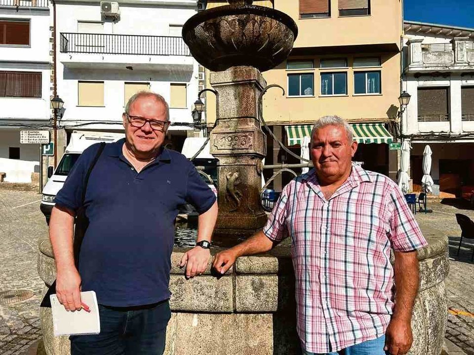 O director do documental Henrique Sanfiz, á esquerda, co alcalde das Ellas, Toño Bellanco.