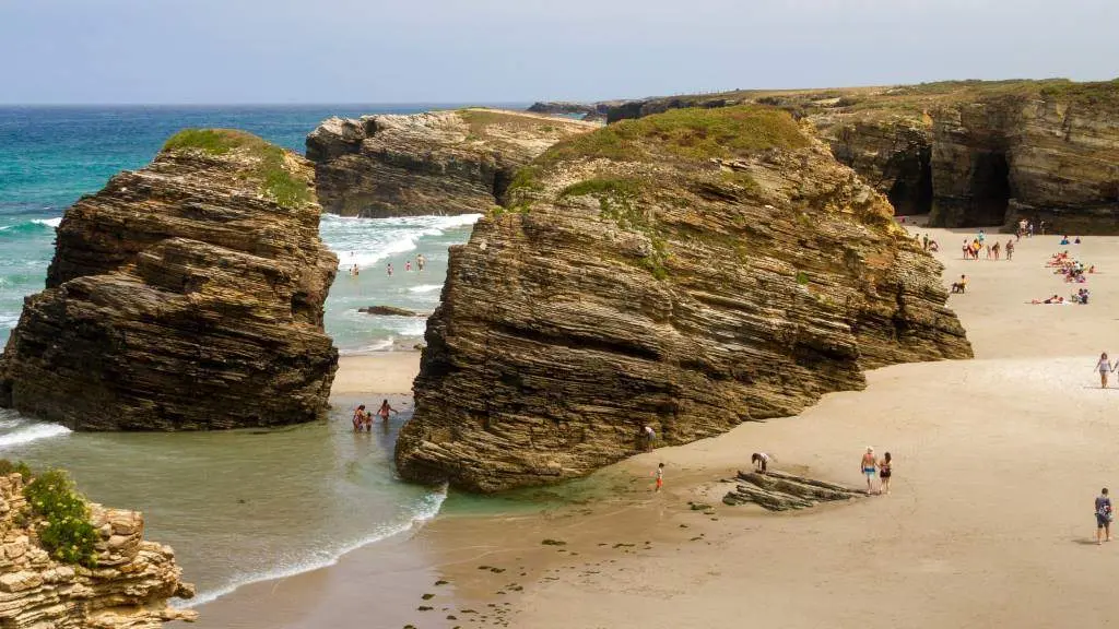 Lugoslavo &eacute; un xentilicio humor&iacute;stico que utilizan na Mari&ntilde;a para se referiren aos veraneantes de Lugo. Na imaxe, a praia das Catedrais de Ribadeo. (Foto: Alessandro Calzolaro)