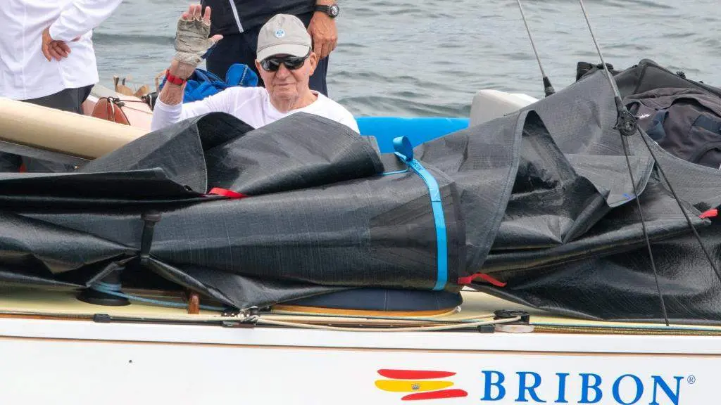 O rei em&eacute;rito, Juan Carlos I, saudando a bordo do 'Brib&oacute;n'. (Foto: Jos&eacute; Oliva / Europa Press)