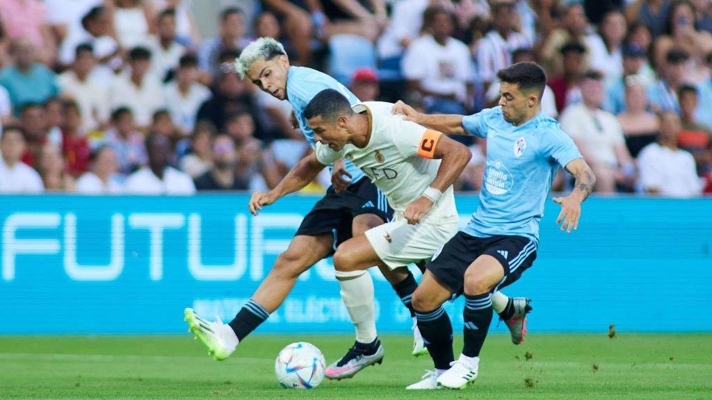Hugo Sotelo e Fran Beltrán cortando o paso a Cristiano Ronaldo no partido ante o Al Nassr. (Foto: Joaquín Corchero / AFP7 via Europa Press)