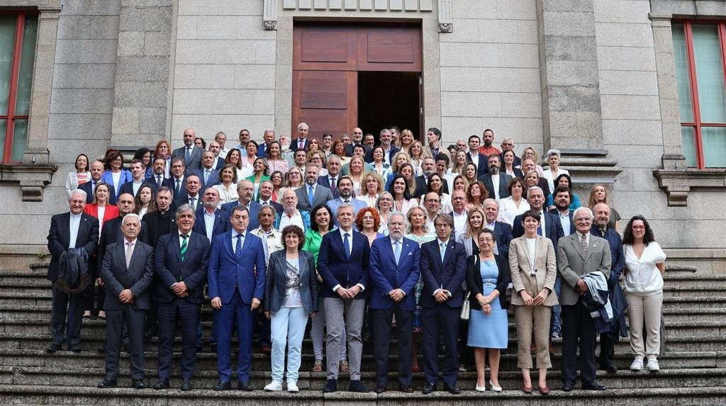 Representantes públicos ante o Parlamento galego (Foto: Parlamento da Galiza).