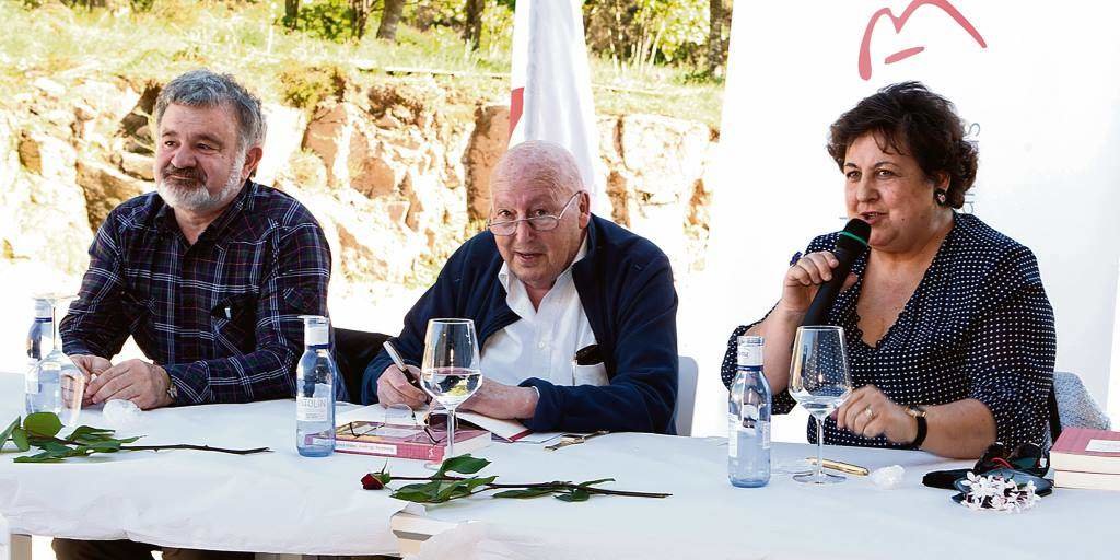 Presentando o segundo volume das súas obras no castro de San Cibrao das Lás (San Amaro) con Felipe Senén e Mª Pilar García Negro, en 2014.