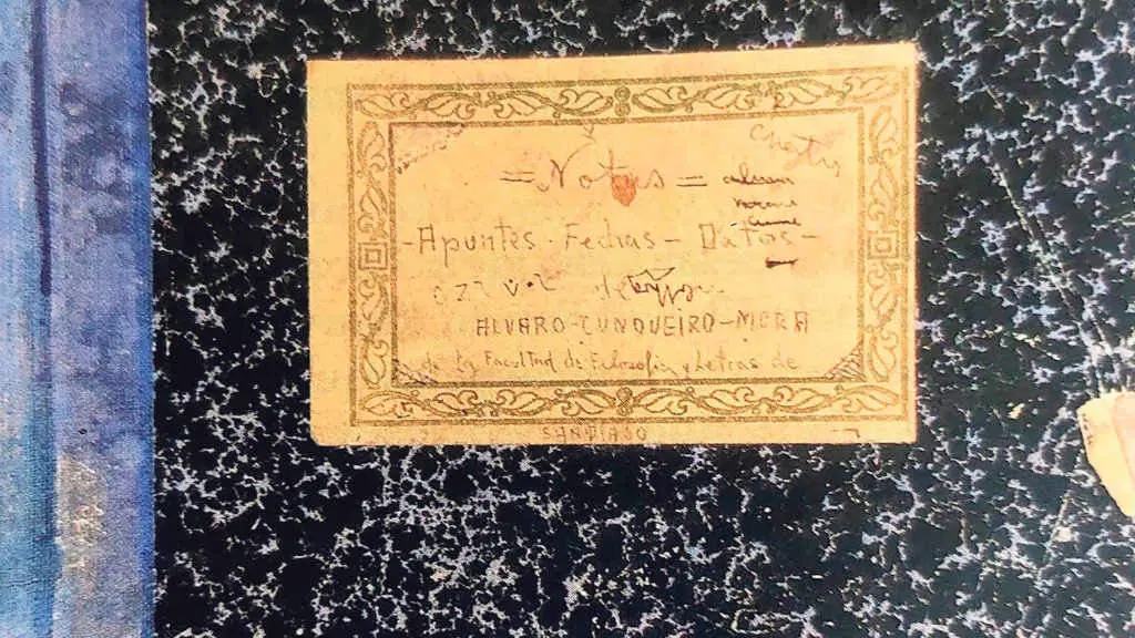 Detalle da capa do caderno de 1928 de &Aacute;lvaro Cunqueiro, con poemas de adolescencia e anotaci&oacute;ns variadas (Foto: X. H. Costas).
