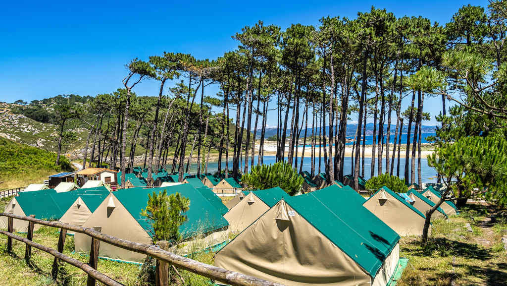Un camping nas illas Cíes (Foto: rudiernst / Adobe Stock).