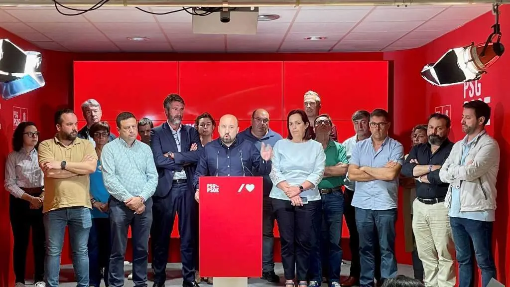 Rolda de prensa do secretario de Organizaci&oacute;n do PSdeG, Jos&eacute; Manuel Laxe, e o presidente da Fegamp, Alberto Varela, acompa&ntilde;ados de alcaldes e alcaldesas socialistas a comezos do mes de agosto (Foto: Europa Press)
