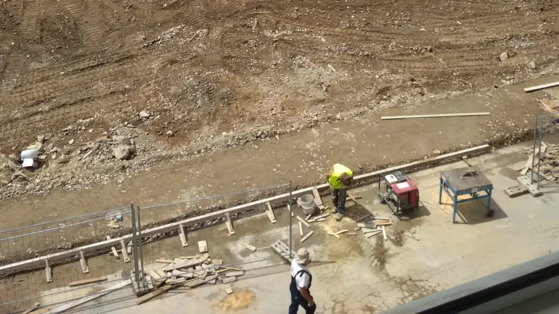 Dous obreiros traballaban esta terza feira nunha parcela do municipio de Noia destinada &aacute; construci&oacute;n dun futuro edificio de vivendas (Foto: N&oacute;s Diario).