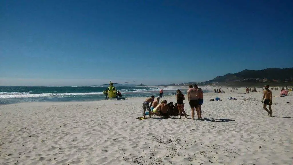 Os desprazamentos e a maior exposici&oacute;n ao sol en praias e piscinas eleva o n&uacute;mero de incidencias sanitarias no ver&aacute;n. (Foto: Europa Press)