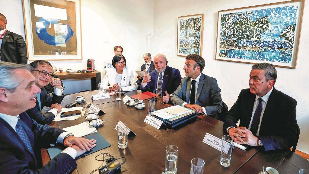 De esquerda a dereita, A. Fernández, G. Petro, D. Rodríguez, Lula da Silva (Brasil) e E. Macron (Francia) reunidos no marco da Celac. (Foto: Ricardo Stuckert)