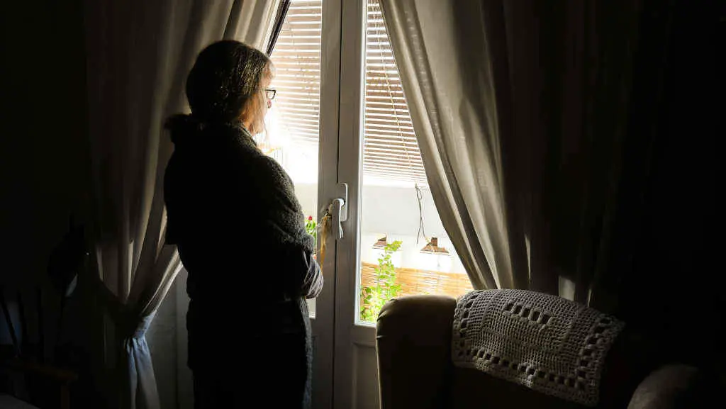 As persoas de 55 a 80 anos mostraron menos s&iacute;ntomas depresivos en confinamento (Foto: Adobe Stock).